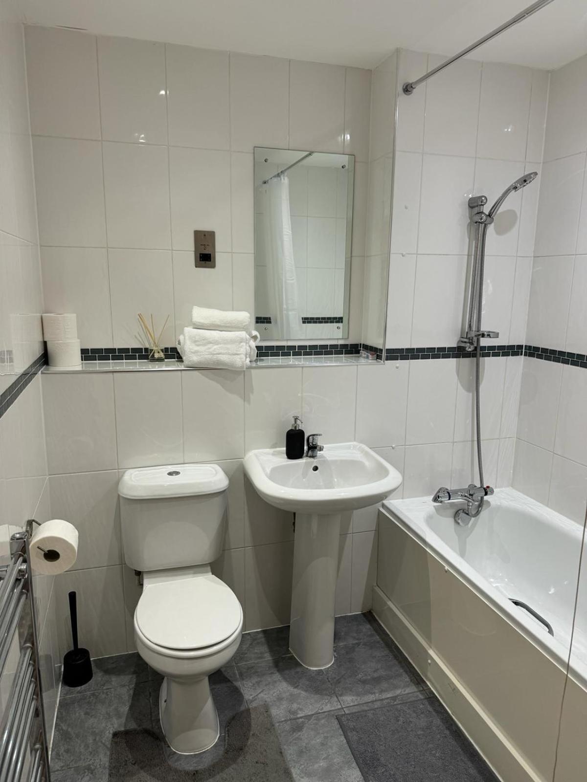 Spacious 2 Bedrooms Apartment In Stratford Londra Exterior foto